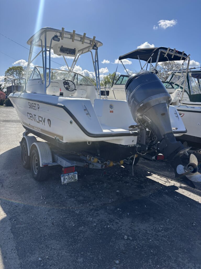 2001 Century 23' Walk Around / 2001 Yamaha 200hp